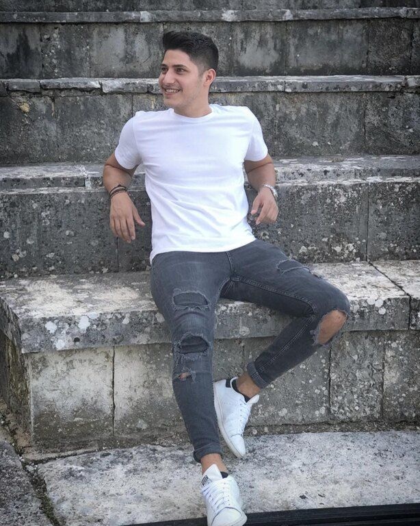 Αν και νέος, έχει συνεργαστεί με μεγάλα μουσικά ονόματα και έχει αγαπηθεί από κοινό και καλλιτέχνες.