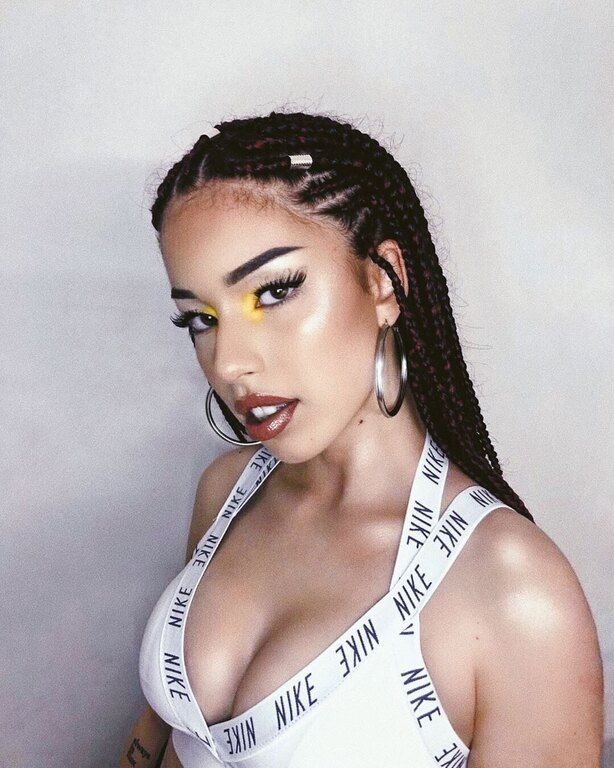  Η Natasha Kay έβαψε τα μαλλιά της στο χρώμα της λεβάντας και τα κούρεψε αρκετά.