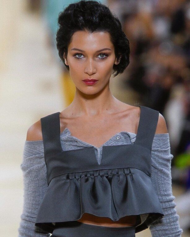 Ιδού τα νέα της μαλλιά! Η Bella έβαψε τα μαλλιά της κατάμαυρά και τα έκοψε αρκετά κοντά. 

