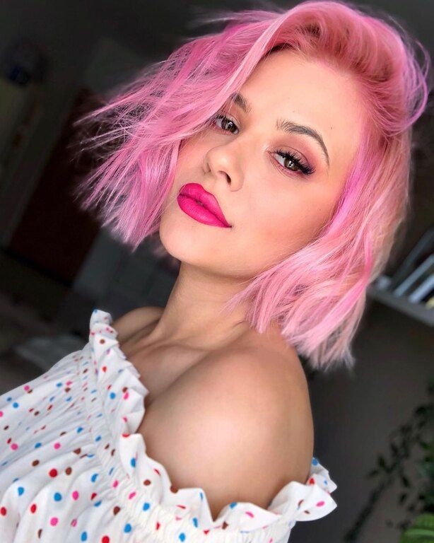 Με ροζ μαλλιά.