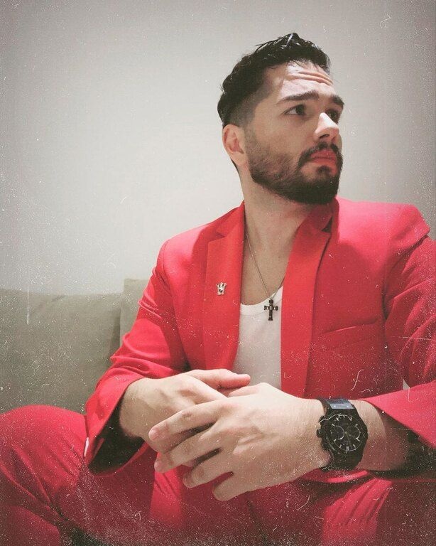 Οι δύο καλλιτέχνες ενώνουν τις μοναδικές φωνές του και με την βοήθεια του Νικόλα Μαυρέση και Νίκου Μωραΐτη σε μουσική και στίχους δημιουργούν αυτό το εξαιρετικό αποτέλεσμα 