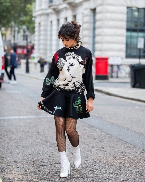 Αξίζει όμως να αναφέρουμε πως στο ραδιόφωνο, η Camila έγραψε ιστορία με το “Liar” και το “Shameless” αφού έγινε  η πρώτη solo καλλιτέχνιδα που έχει 2 τραγούδια ταυτοχρόνως στο Top 40 Radio. 