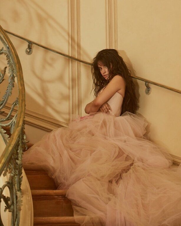 Την περασμένη εβδομάδα ήταν καλεσμένη στο BBC Radio 1 Live Lounge όπου τραγούδησε το “Liar” και ένα cover του τραγουδιού “Someone You Loved”του Lewis Capaldi.