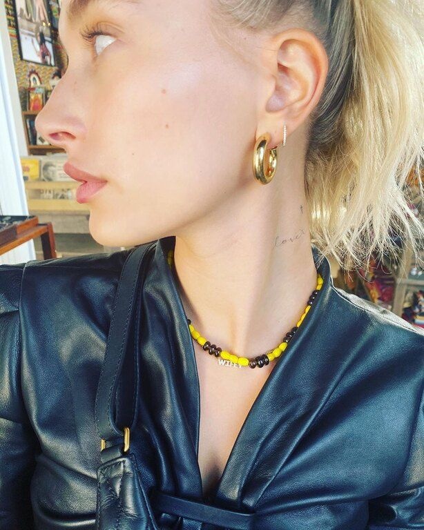 Η φωτογραφία που ανέβασε ο Justin και απεικονίζεται η Hailey να φορά το νέο της κολιέ έχει ως λεζάντα: «Της έφτιαξα κολιέ»!