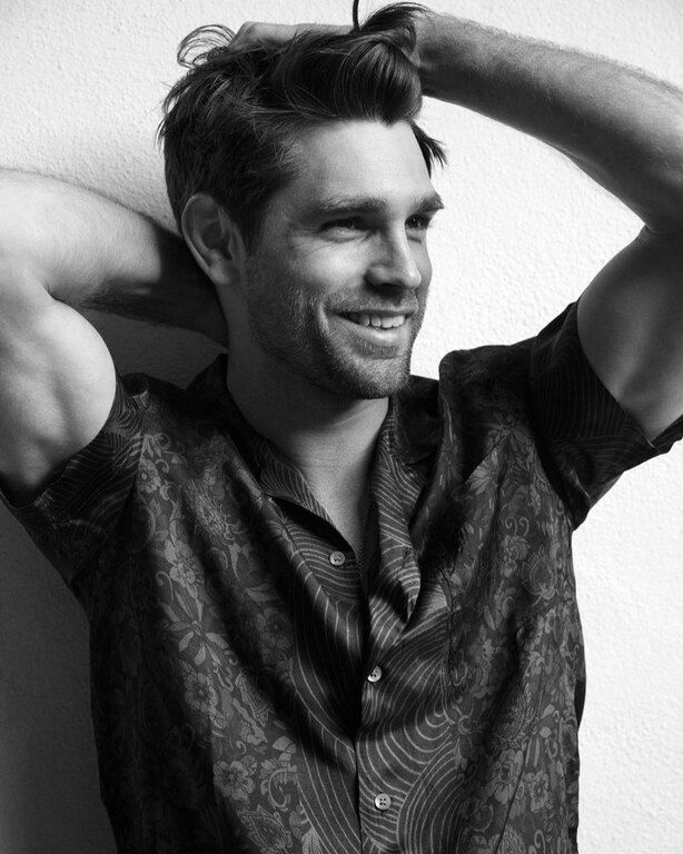 Justin Gaston, 2008-2009. Η Miley γνώρισε τον Justin λίγο πριν συναντήσει τον Liam. Η Miley ήταν 15 ετών, ενώ ο Justin την περνούσε πέντε χρόνια και το 2008 η τραγουδίστρια είχε δηλώσει σε συνέντευξή της στο ραδιόφωνο: «Μετά από δυο χρόνια έχουν συμβεί πο