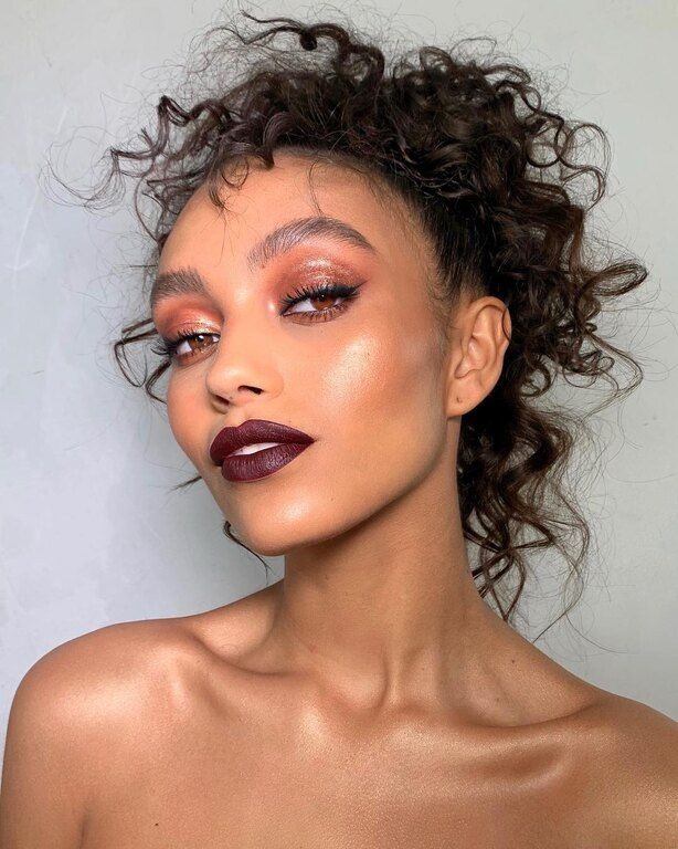 Λαμπερή σκιά με glitter και κραγιόν σε μπορντό χρώμα