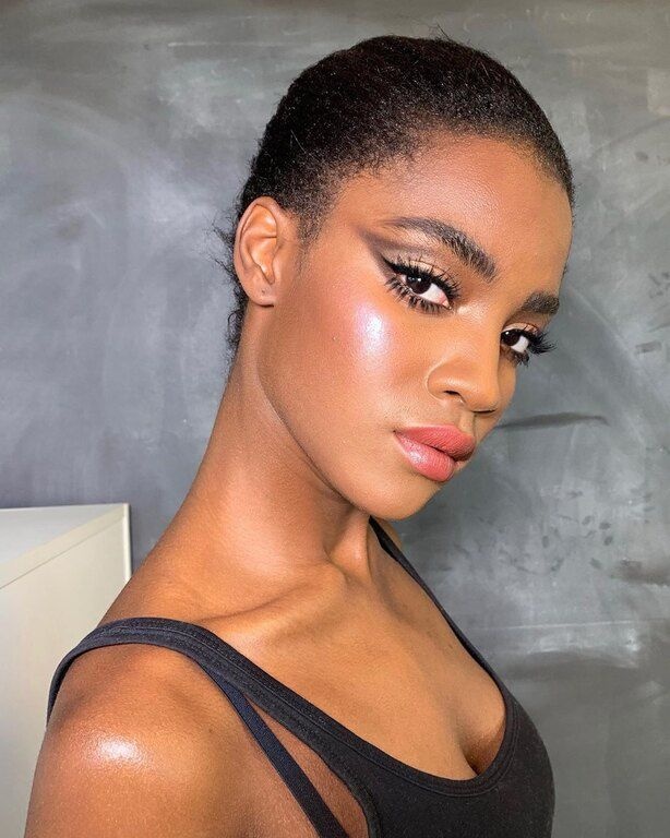 Χρυσή σκιά με nude κραγιόν