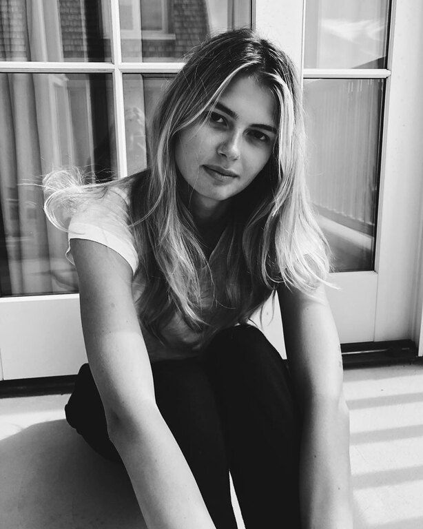 Η Αμαλία Κωστοπούλου φόρεσε τα απόλυτα girly sneakers της σεζόν