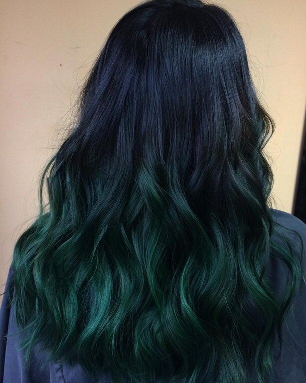 Τη φετινή χρονιά είναι πολύ στη μόδα τα μαλλιά σε χρώματα, όπως πράσινο, ροζ, μπλε.