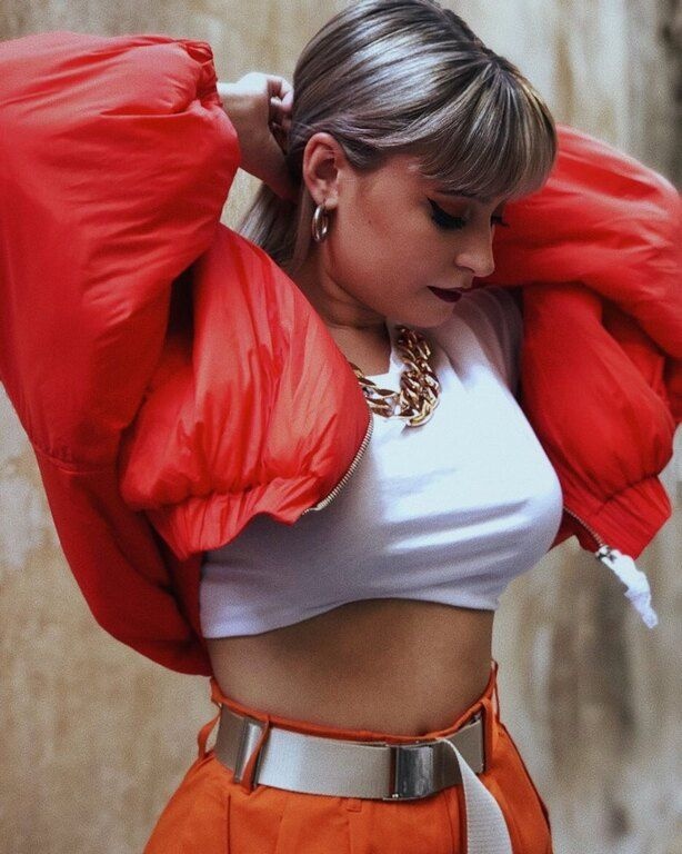 Vemily: Το κορίτσι που έχει κάνει το YouTube να τραγουδά στις μελωδίες της φωνής της