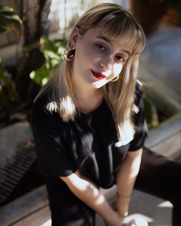 Vemily: Το κορίτσι που έχει κάνει το YouTube να τραγουδά στις μελωδίες της φωνής της