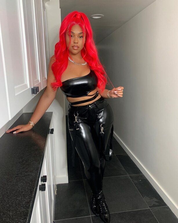 Εσύ τι πιστεύεις; Της ταιριάζει το νέο look ή καλύτερα να επιστρέψει στην καστανή εκδοχή της;