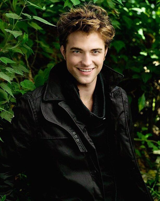 Το θρίλερ TENET, στο οποίο πρωταγωνιστεί ο Pattinson, κρύβει μια έκπληξη. Ο Robert θα έχει συμπρωταγωνιστή του τον Malek, με τον οποίο έχει ξανασυνεργαστεί στο Twilight: Breaking Dawn Part 2. 