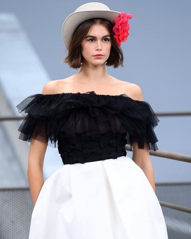 Το 18χρονο μοντέλο παραδέχθηκε πρόσφατα τη σχέση της με τον Pete Davidson και φαίνεται ότι το νέο αγόρι της έχει επηρεάσει πολύ και τις στιλιστικές της επιλογές. 