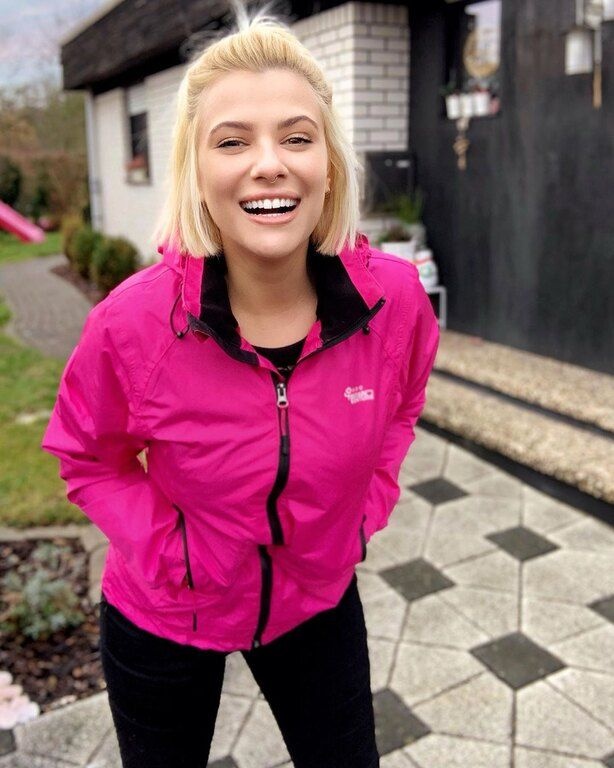 «Αυτό προσπαθώ να μου λέω, ότι δε με νοιάζει, δεν με αφορούν τα σχόλια που επικρατούν για την σωματική μου κατάσταση. Όχι όμως πως μου είναι εύκολο, προσπαθώ να έρθω σε μια ισορροπία με μένα σχετικά με αυτό το ζήτημα από τα σχολικά μου χρόνια (βλέπετε, το