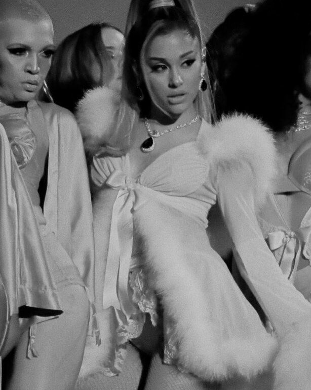 Προφανώς είναι μια μεταφορική κίνηση που σηματοδοτεί το τέλος της σχέσης της με τον Pete. 