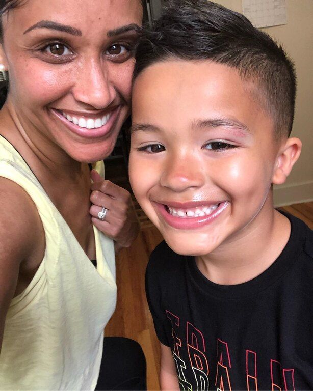 Όλος ο πλανήτης επιμένει πως αυτή η μαμά blogger είναι δίδυμη αδερφή της Meghan Markle