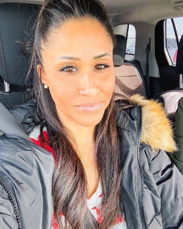 Όλος ο πλανήτης επιμένει πως αυτή η μαμά blogger είναι δίδυμη αδερφή της Meghan Markle