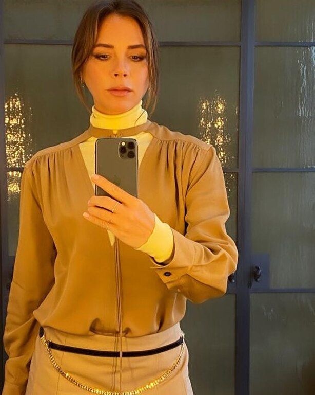 Στην φωτογραφία που ανέβασε όταν ήταν μικρή φορούσε μια αθλητική ζακέτα και έχει πιασμένα κοτσιδάκια. 