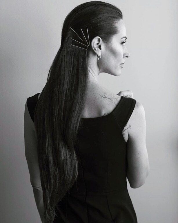 #3 Τα τσιμπιδάκια δεν ήταν ποτέ πιο cool.
Τοποθέτησε πολλά τσιμπιδάκια σε διάφορα σχήματα και θα έχεις αυτομάτως ένα από τα πιο trendy χτενίσματα.