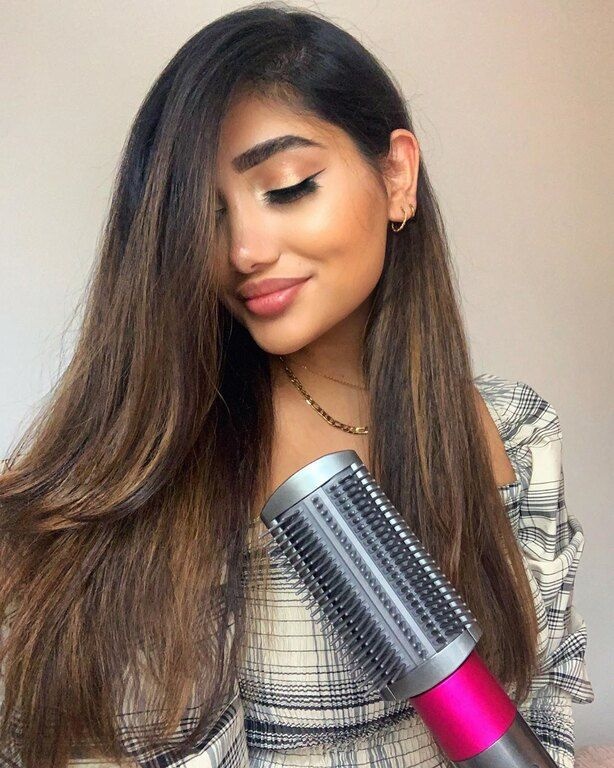 #1 Παίξε με την χωρίστρα σου.

Μπορείς πολύ εύκολα να αλλάξεις την πλευρά που χωρίζεις συνήθως τα μαλλιά σου και να δοκιμάσεις να κάνεις μια έντονη πλαϊνή χωρίστρα. Μια πολύ μικρή κίνηση, η οποία όμως θα κάνει τη διαφορά.