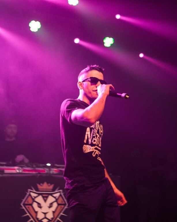 Δεν φαντάζεσαι με ποιον ραπάρει ο «VLOSPA»  στο νέο του track φτάνοντας Νο2 στις τάσεις του YouTube