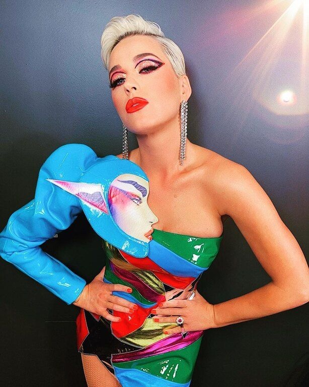 Τώρα ανεβάζοντας φωτογραφία στο Instagram μας αποκάλυψε το νέο της look γράφοντας στην λεζάντα ένα λογοπαίγνιο, κομμένο και ραμμένο όμως στα δικά της δεδομένα: 