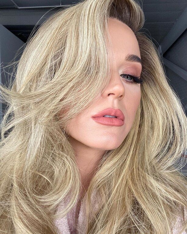 Αυτή είναι φωτογραφια που ανέβασε η Katy και αυτό είναι το νέο της κούρεμα. Τι λες, σου αρέσει το νέο look της Katy Perry;