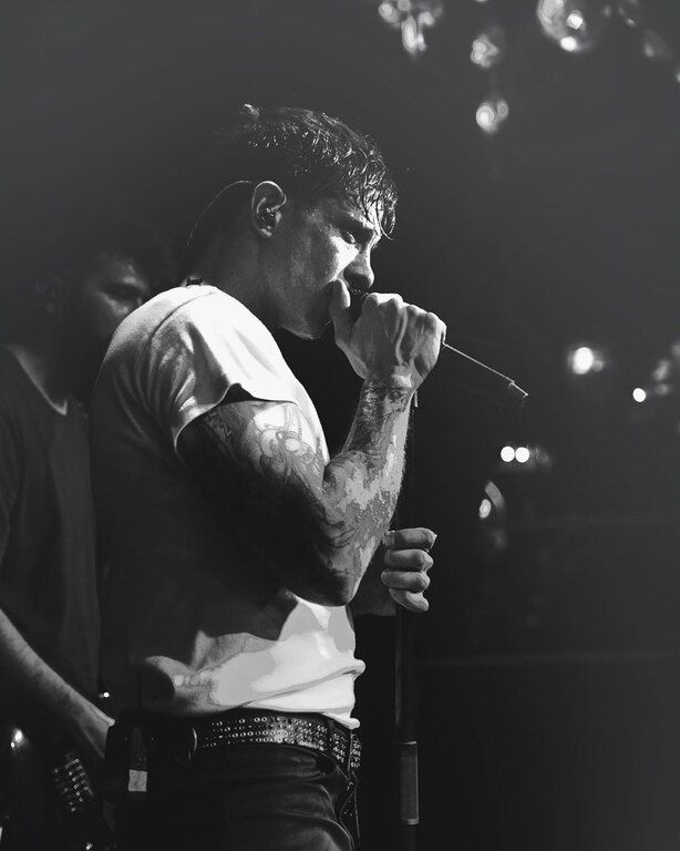 Η ερμηνεία του ως Billie ήταν καθηλωτική και απέσπασε πολλά θετικά σχόλια.