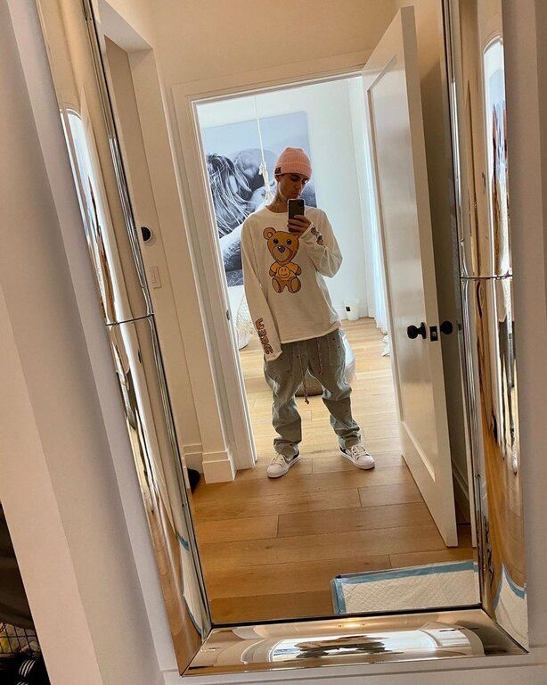 «Μπορεί να έχεις τον ιό και να μην το γνωρίζεις. Μείνε σπίτι όσο περισσότερο μπορείς για να μην μεταδόσεις την ασθένεια. Μην βγαίνεις όπου έχει πολύ κόσμο. Όχι σε bars, όχι σε clubs, όχι σε εστιατόρια. Να πλένεις τα χέρια σου συχνά και να κρατάς αποστάσει