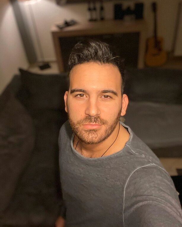 Νικηφόρος: Ο κούκλος τραγουδιστής κυκλοφόρησε το νέο του single γυρισμένο από το... σπίτι