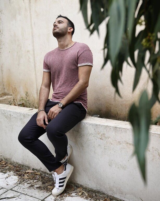 Νικηφόρος: Ο κούκλος τραγουδιστής κυκλοφόρησε το νέο του single γυρισμένο από το... σπίτι