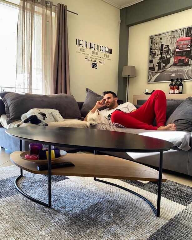 Νικηφόρος: Ο κούκλος τραγουδιστής κυκλοφόρησε το νέο του single γυρισμένο από το... σπίτι