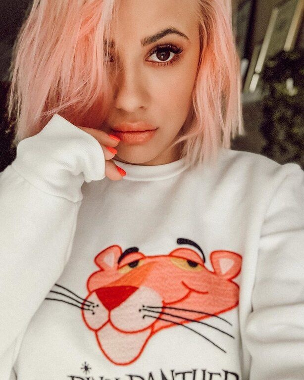 Η Λάουρα Νάργες ανέβασε μια «καραντινάτη» selfie και από ό,τι βλέπουμε, μπορεί η καραντίνα να την έχει επηρεάσει αλλά παραμένει μια κούκλα.