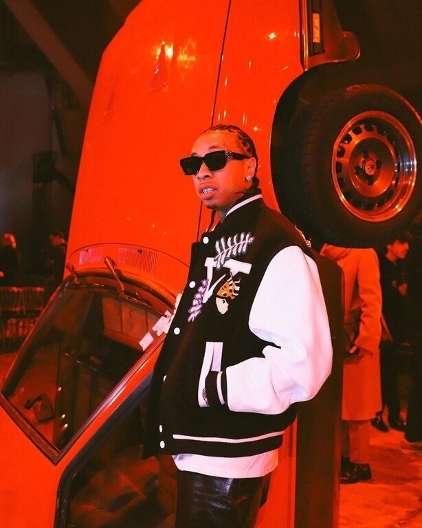 Όσο για το Tik-Tok, το τραγούδι έχει περισσότερα από 3 εκατ. videos και το official video στο YouTube μετράει πάνω από 70 εκατομμύρια views.