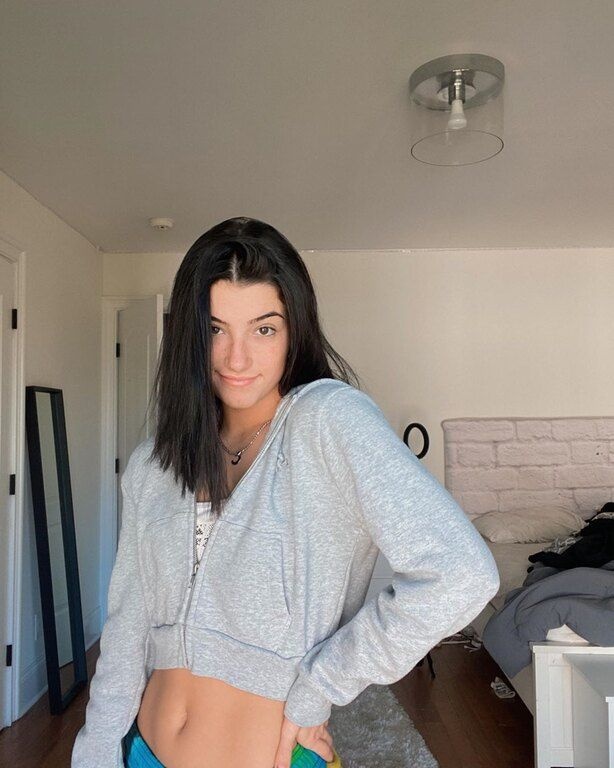 Με αφορμή τα 12α γενέθλια της μικρής του αδερφής, ο Justin ήρθε σε επαφή με διάφορους stars -αγαπημένους της αδερφής του- ώστε να τραβήξουν ένα video με ευχές. 