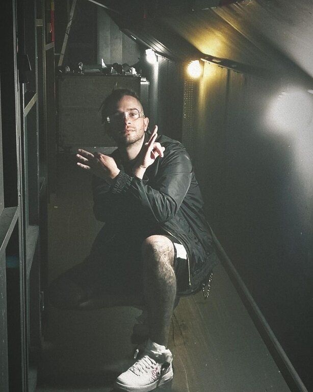 iLLEOo: Ο αγαπημένος σου τραπερ είναι «So Fresh» και πρώτα φορά μιλά για τα παιδικά του χρόνια 