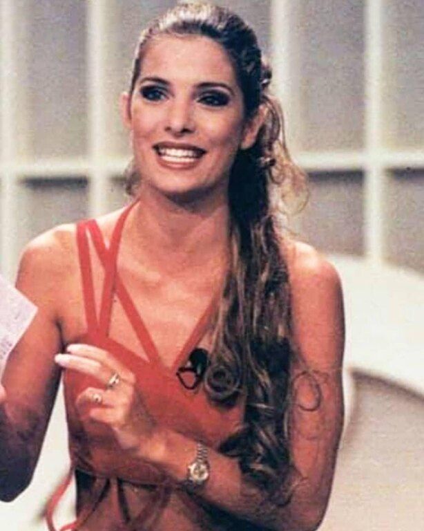 Η Ελένη Μενεγάκη με καστανά μαλλιά και ακόμα πιο λεπτή.