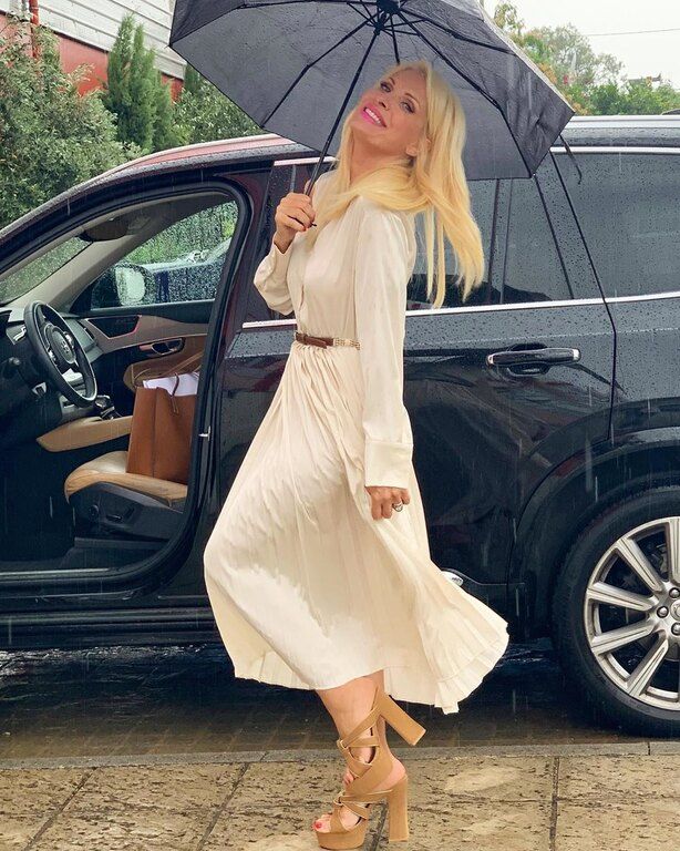 Αν η Ελένη Μενεγάκη ήταν άντρας θα ήταν κάπως έτσι... 