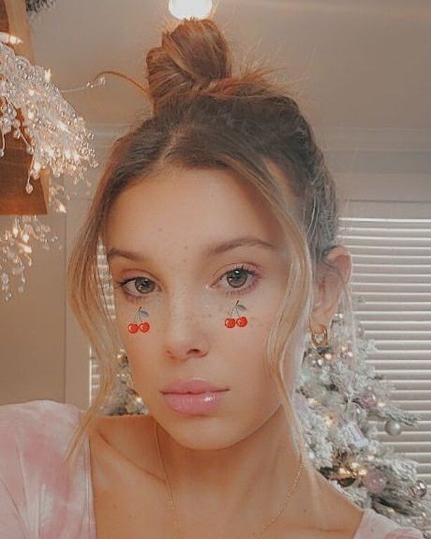 Η ιστορία του Noah σε αντίθεση με εκείνη της Millie Bobby Brown μοιάζει ονειρική. Εκείνη φιλήθηκε με τον star Finn Wolfhard για χάρη μιας σκηνής. Μετά από αυτό απογοητευμένη δήλωσε στο The Tonight Show ότι τα φιλιά είναι χάλια.