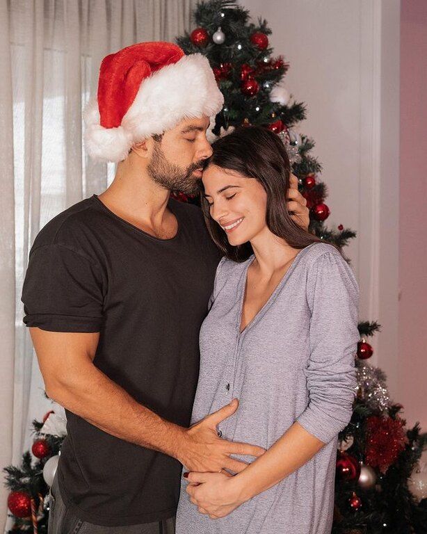 Αυτή είναι η φωτογραφία με την οποία ανακοίνωσαν την εγκυμοσύνη 2 περίπου μήνες πριν. 