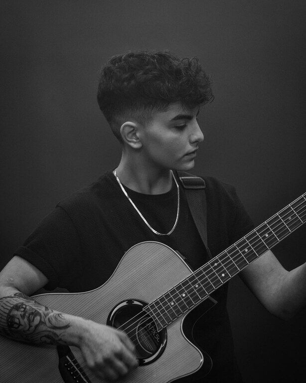 Liak: Μόλις διασκεύασε το πιο ερωτικό τραγούδι και θα το λατρέψεις