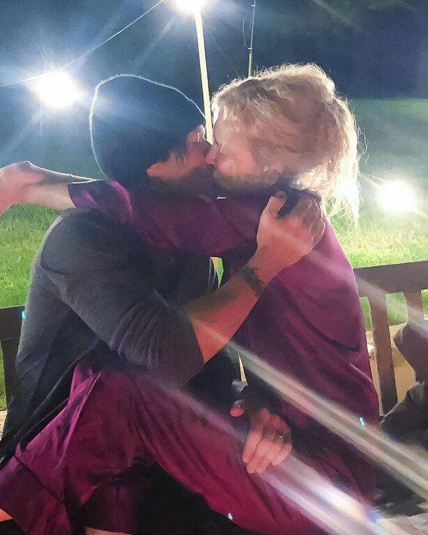 Ένα καυτό φιλί με τον σύζυγό της Keith Urban. 