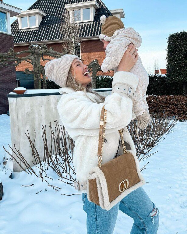 Πρώτη φορά χιόνι με την κορούλα της  @romeestrijd