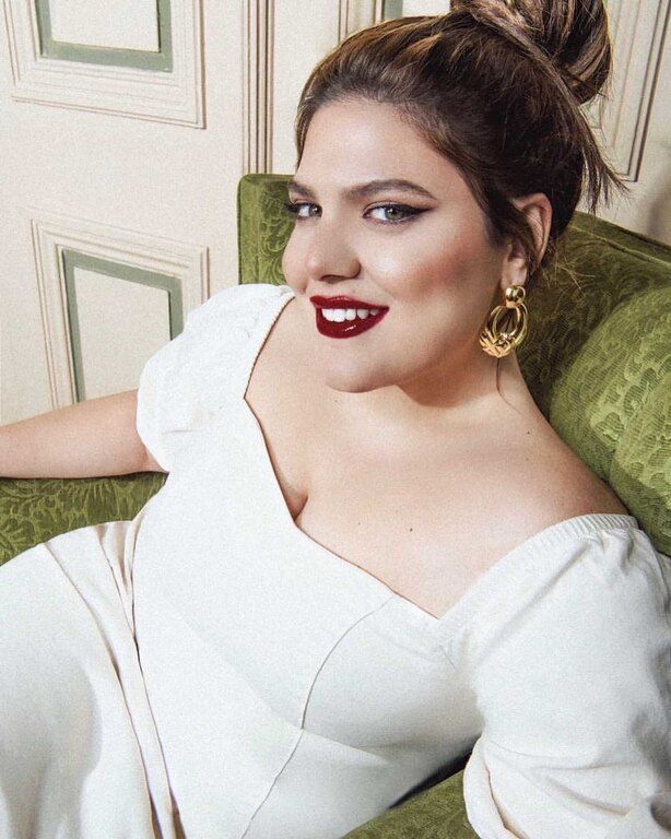 Ένα λευκό εφαρμοστό φόρεμα με τετραγωνισμένο ντεκολτέ