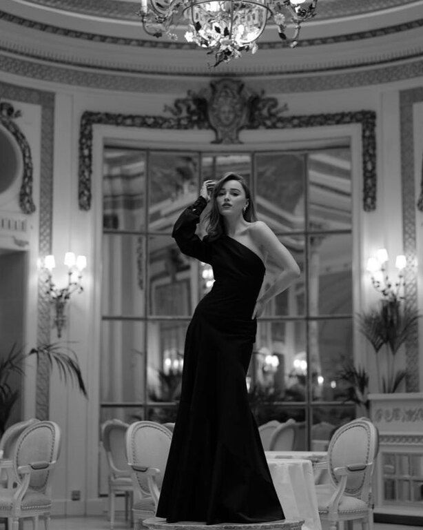 Πρώην της Ariana Grande είναι ζευγάρι με πρωταγωνίστρια του «Bridgerton» (pics+vid)