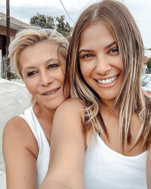 Λάουρα Νάργες: Πόζαρε με τη μαμά της και το Instagram ενθουσιάστηκε(photos)