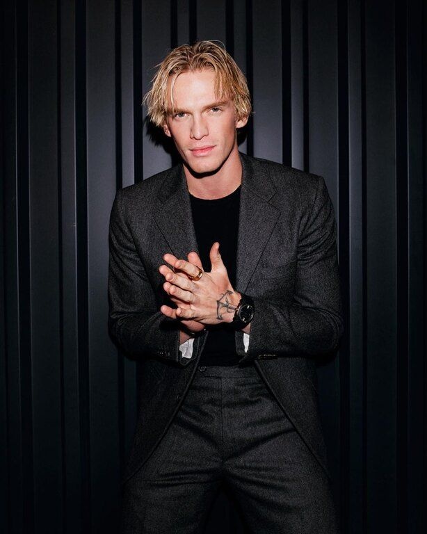 Από τον Οκτώβριο έως τον Αύγουστο του 2019, η Cyrus έβγαινε με τον Αυστραλό τραγουδιστή Cody Simpson