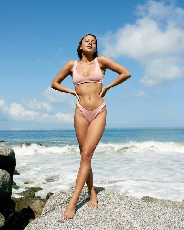  Inez Valentine:

Οι συνιδρυτές της Inez Valentine, η Bianca Ubeda και ο Rocco Valentine, δημιούργησαν το βιώσιμο label τους στη μέση της πανδημίας. Το αβίαστο στυλ, τα βιώσιμα υφάσματα υψηλής ποιότητας και η απουσία αποκλεισμών είναι στο επίκεντρο αυτο