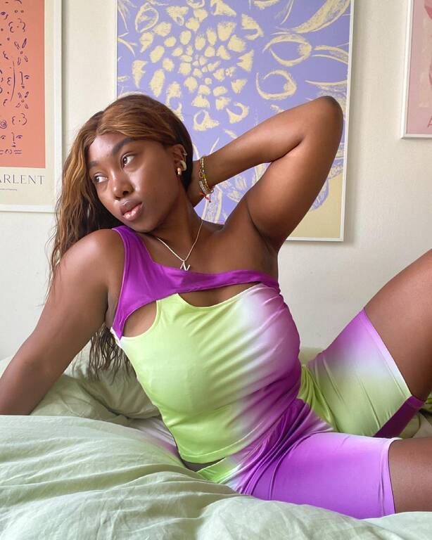 Θα αισθανθείς σίγουρα πολύ άνετα φορώντας αυτό το one-sleeve top με το ποδηλατικό σορτς, ακόμα κι αν η άσκηση σημαίνει να περπατάς από τον καναπέ στην κουζίνα. @nnennaechem